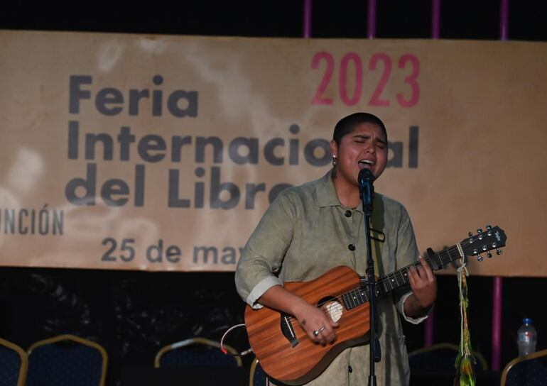 La cantante nivaclé Bianca Orqueda cantó en la inauguración de la Feria Internacional del Libro (FIL).