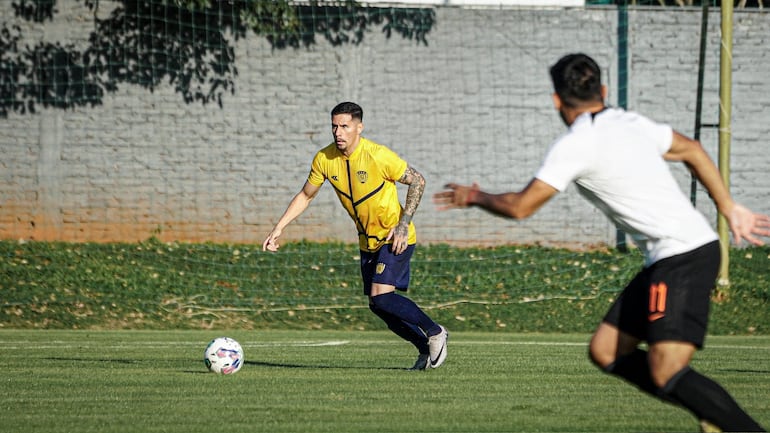 Jorge Mendoza (i), jugador de Sportivo Luqueño, en el partido amistoso frente a Olimpia en la Villa Olimpia.