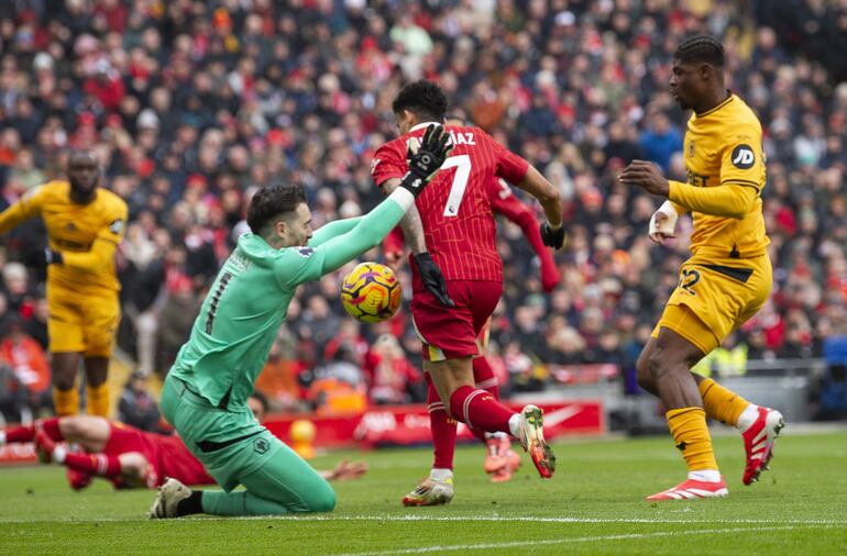 LIVERPOOL (United Kingdom), 16/02/2025.- Luis Diaz of Liverpool (C) scores the 1-0 opening goal during the English Premier League match between Liverpool FC and Wolverhampton Wanderers, in Liverpool, Britain, 16 February 2025. (Reino Unido) EFE/EPA/PETER POWELL EDITORIAL USE ONLY. No use with unauthorized audio, video, data, fixture lists, club/league logos, 'live' services or NFTs. Online in-match use limited to 120 images, no video emulation. No use in betting, games or single club/league/player publications.
