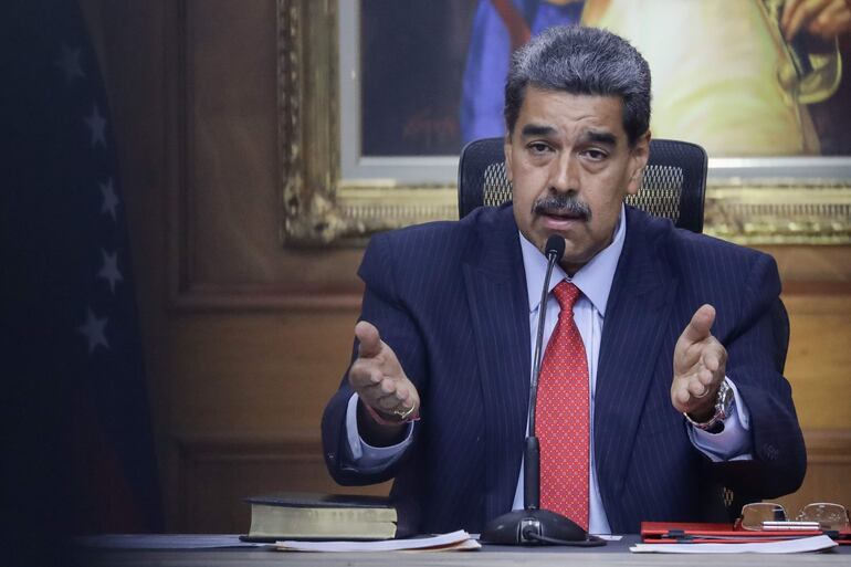 AME6906. CARACAS (VENEZUELA), 31/07/2024.- El presidente de Venezuela, Nicolás Maduro, habla durante una rueda de prensa este miércoles, en el Palacio de Miraflores en Caracas (Venezuela). Maduro vinculó a Héctor Guerrero Flores -alias 'Niño Guerrero'-, líder de la banda criminal transnacional 'Tren de Aragua', con las protestas desatadas en las últimas horas en contra del resultado electoral del domingo entregado por el Consejo Nacional Electoral (CNE), que lo ratificó como mandatario reelecto. EFE/ Ronald Peña R.
