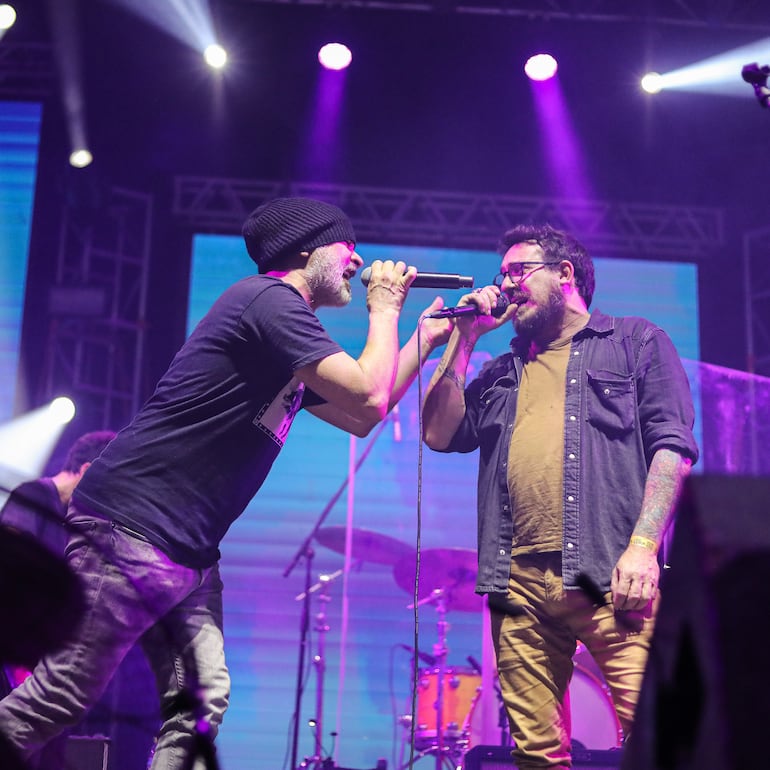 Sebastián Teysera y Sebastián Cebolla Cebreiro, vocalistas de La Vela Puerca, en un momento del show realizado en el SND Arena.