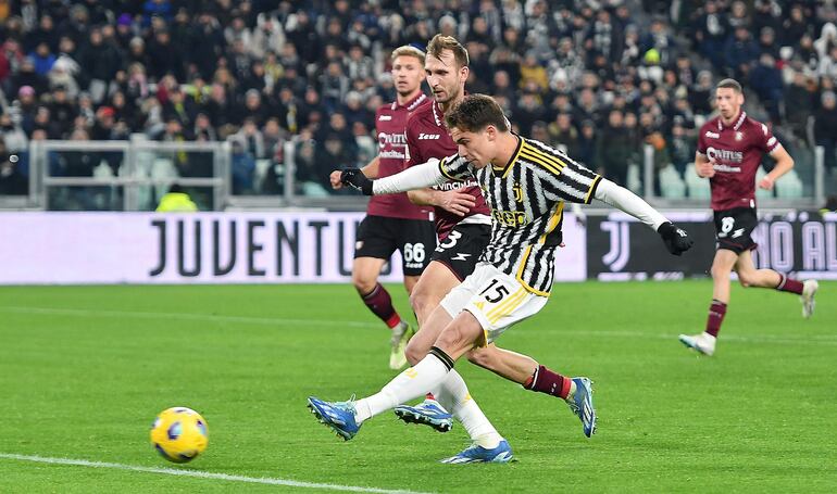 Kenan Yildiz remata y anota de zurda un gol para Juventus ante la Salernitana por la Copa Italia.