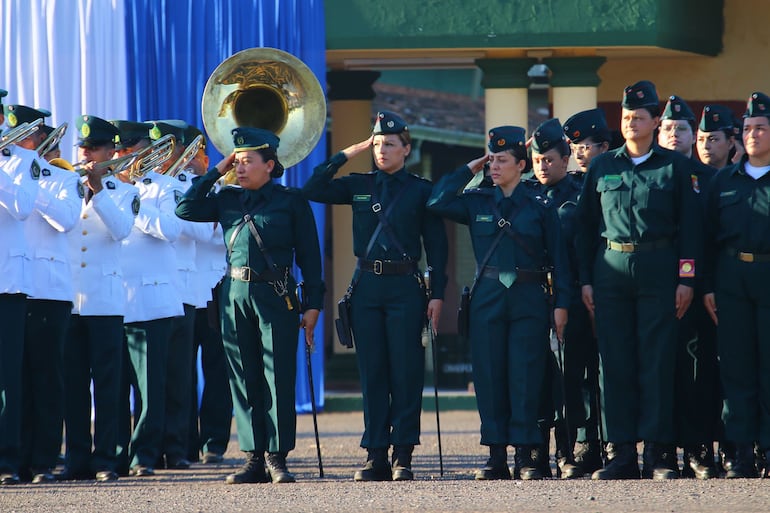 Cimeforistas saludan durante la Ceremonia de Apertura del Período Básico de Instrucción del Año 2025.