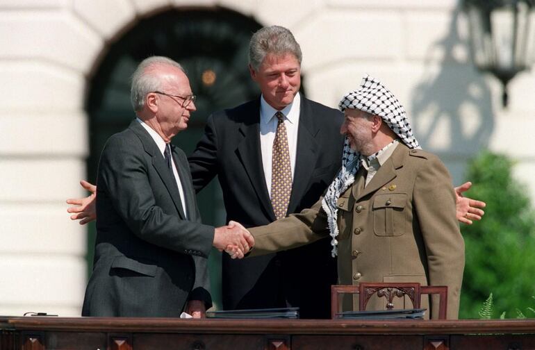 Acuerdos de Oslo: Yitzhak Rabin, de Israel, saluda al líder palestino Yaser Arafat, junto al presidente de Estados Unidos, Bill Clinton, en la Casa Blanca. (archivo ABC)