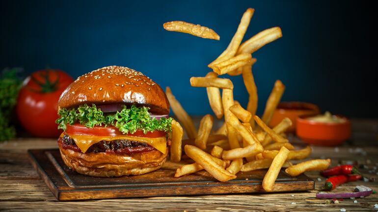 Hamburguesa con papas fritas.