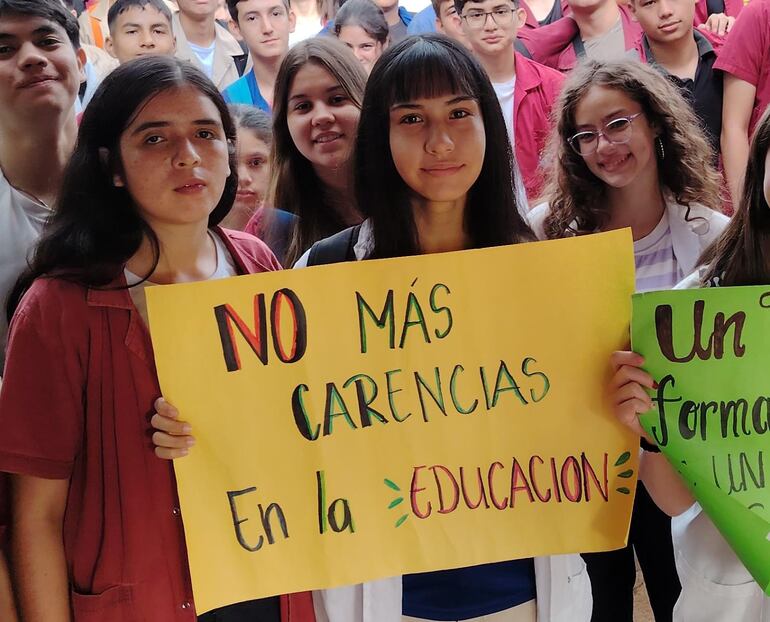 Estudiantes mantienen toma de CTN en Encarnación y piden compromiso escrito de autoridades