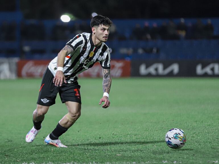 Matías Espinoza, futbolista de Libertad, domina el balón en el partido frente a 2 de Mayo por la séptima fecha del torneo Clausura 2024 del fútbol paraguayo en el estadio Luis Alfonso Giagni, en Villa Elisa.