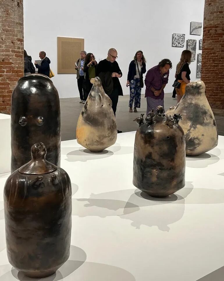 Obras de las ceramistas paraguayas Julia Isídrez y Juana Marta Rodas se exhiben en el Arsenale de la Bienal.