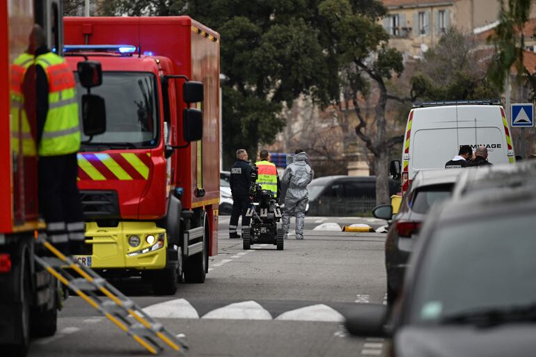 Atacan con explosivos consulado de Rusia en Francia.