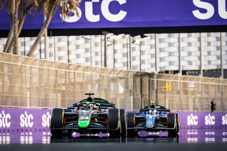 El PHM AIX Racing del piloto paraguayo Joshua Duerksen durante la carrera sprint de la Fórmula 2 de la FIA en Arabia Saudita.