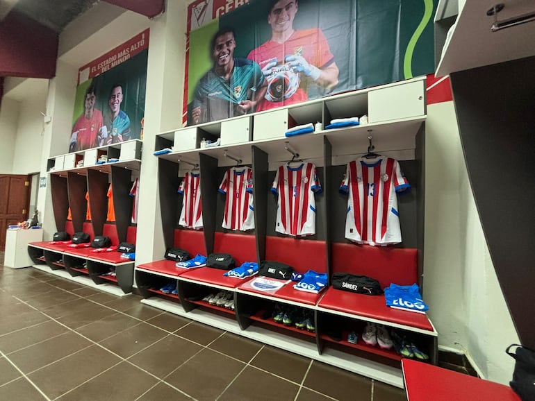 El vestuario visitante del estadio Municipal de El Alto a la espera de la selección de Paraguay.