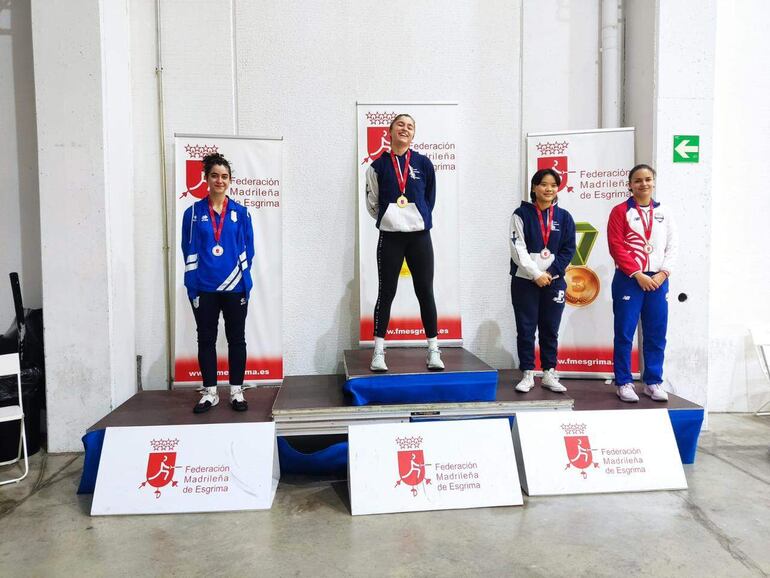 Luciana García (d) consiguió medalla de bronce en el Nacional de Ranking de Esgrima de Madrid.