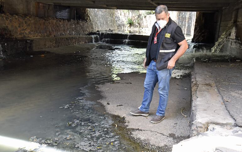 Efluentes cloacales sin previo tratamiento van a parar directamente al arroyo Mburicao, constatan.