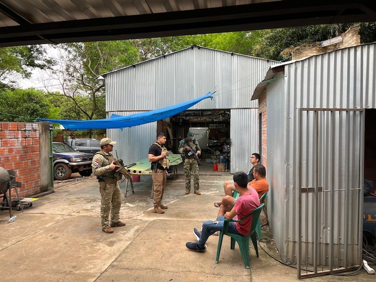 Militar de la Fuerza Aérea Paraguaya (FAP) restauraba presuntas narcoavionetas en su lujosa vivienda