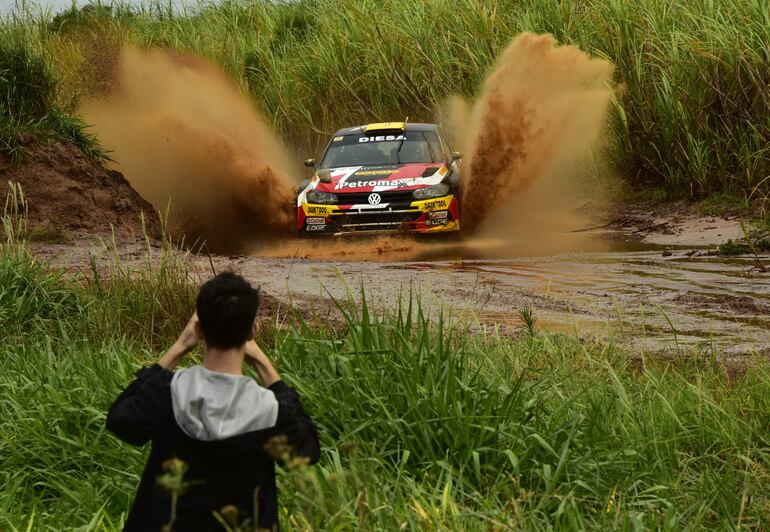 Gustavo Saba no se despega de la lucha por el campeonato de rally.