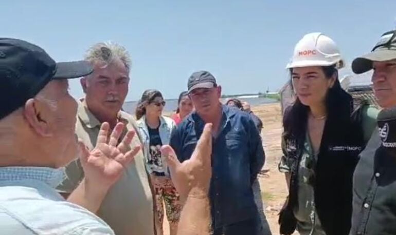 Pobladores de los barrios y compañías afectados por la inundación del arroyo Ñeembucú reclaman a la ministra de Obras Públicas y Comunicaciones, Claudia Centurión, la revisión de las obras de la defensa costera de Pilar.