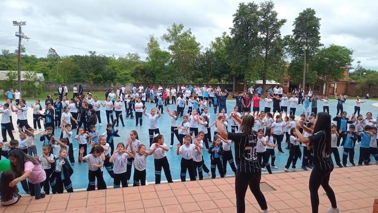 Antes de la competencia, los estudiantes participaron en actividades recreativas.