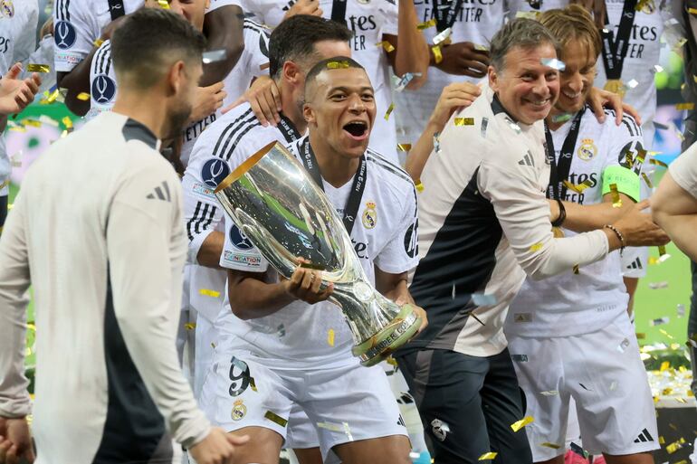 Kylian Mbappé festeja con la Supercopa