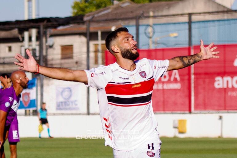 El argentino Álvaro Cuello, futbolista de Chacarita Juniors, festeja un gol en la Primera Nacional de Argentina.