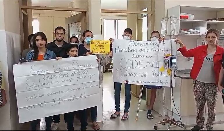 Padres de pacientes del área pediátrica están en contra de un posible traslado al Hospital Acosta Ñu.