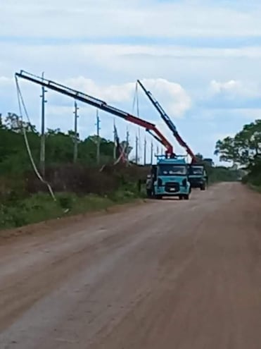 El tendido electrico de la ande llega hasta la lejana Bahia Negra, pero en el departamento no se cuenta con una subestaciòn, lo que seria la causa de los permanentes cortes del servicio.