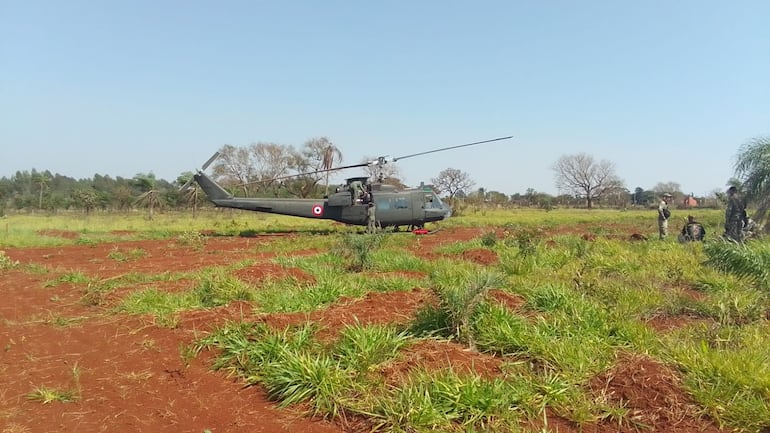 Un helicóptero de la Senad tuvo un aterrizaje forzoso en un baldío de Pedro Juan Caballero este martes.