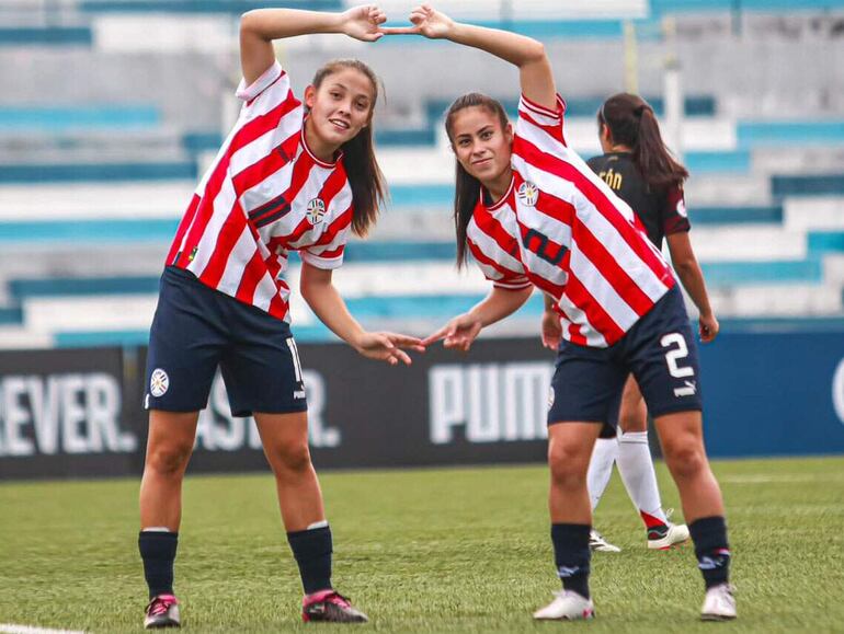 La “fusión” entre Agustina Varela (11) y Luz Cardozo para el festejo albirrojo. (Foto: APF)