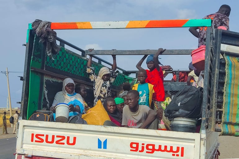 Desplazados sudaneses entrando a la ciudad de Gedaref, el pasado 10 de junio.