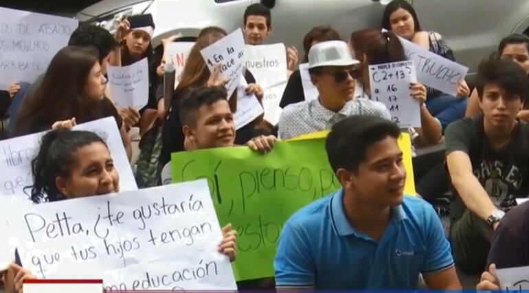 Alumnos corearon "desastre ko Cano".