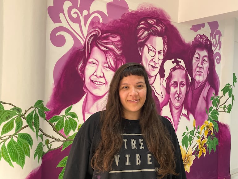 La muralista Laura Medina mencionó que pintar el mural llevó 12 horas de trabajo diario durante los más de 10 días que duró el proceso.