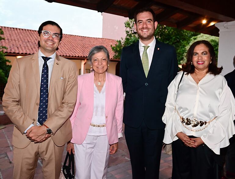 Nicolás Aquésolo, María Lupinacci, Juan Pablo Artaza, encargado de Negocios del Perú y Luz Divina Arredondo, encargada de Negocios de Panamá. 