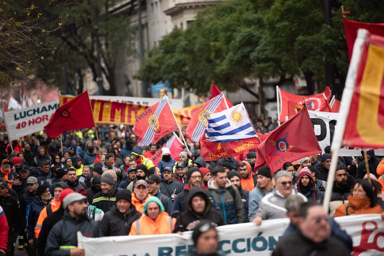 La central sindical de Uruguay, el PIT-CNT, llevó a cabo este martes un paro parcial de cuatro horas con una movilización, en el que volvió a pedir por una ley que se reduzca la jornada laboral de 48 a 40 horas semanales.