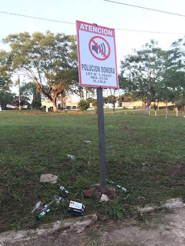 Frente a este cartel ubicado en Las Lomas, se reúnen los inadaptados.