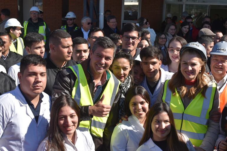 Estudiantes de la carrera de medicina de la Universidad Nacional de Asunción (UNA),  pidieron al presidente Santiago Peña la construcción de un campus propio para la Universidad.