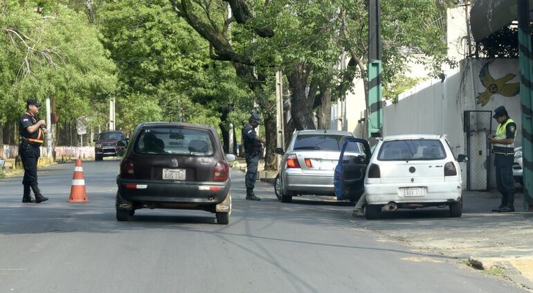 Imagen de archivo de una barrera policial en las calles de Asunción.