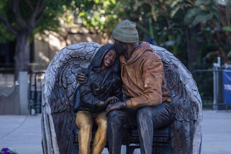 Una nueva estatua permanente de Kobe Bryant y su hija Gianna Bryant se ve afuera del Crytpo.com Arena en Los Ángeles, California.