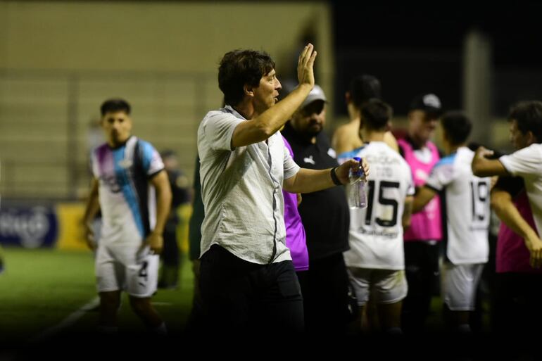 El entrenador Daniel Garnero (camisa) en el último partido con Libertad antes de asumir en la selección paraguaya.