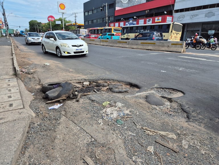 Los enormes agujeros pueden ocasionar accidentes y también acumulan basura.