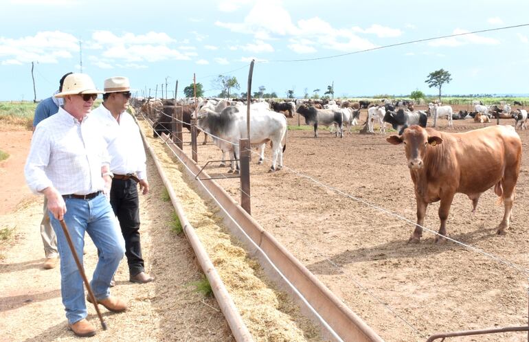 El presidente de la Asociación Rural del Paraguay (ARP), Dr. Pedro Galli, en primer plano, en un establecimiento ganadero.