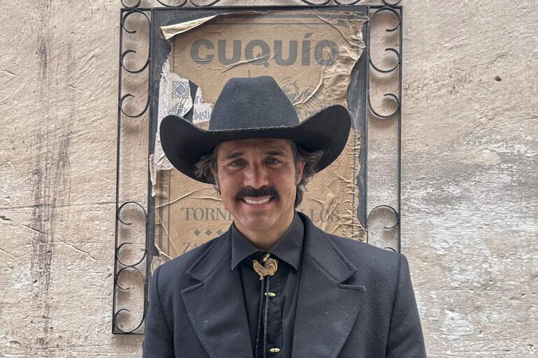 El actor José Ron posa durante las grabaciones de "El Gallo de Oro", en San Luis Potosí (México).