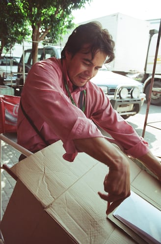 "Aún puedo verlo a mi lado como si fuera ayer..." Edgar Pou cortando cajas para elaborar libros artesanales. Fotografía de Timo Berger.