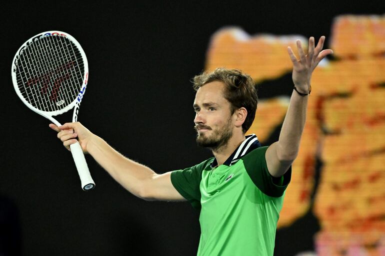 El ruso Daniil Medvedev festeja el triunfo y clasificación a la final del Abierto de Australia, en Melbourne, Australia.