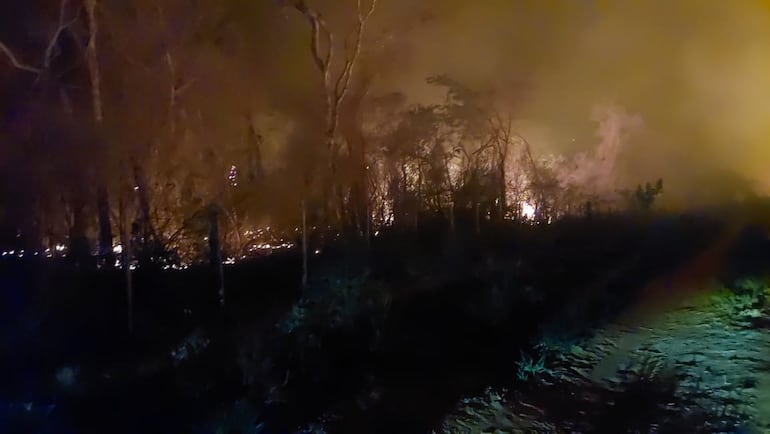 La fuerza del viento disminuyó, y los combatientes buscan apagar las últimas bocas de fuego.