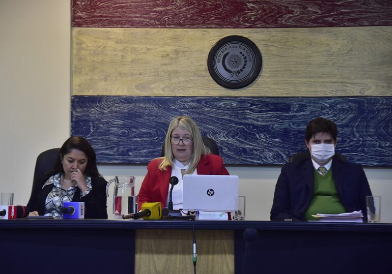 Los jueces Yolanda Morela, Elsa García (presidenta) y Jesús Riera integran el Tribunal de Sentencia.