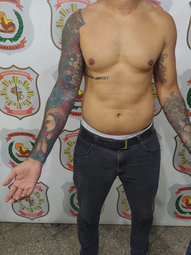 Detenido, Federico Fabián Ferreira Venta muestra los tatuajes que lleva en los brazos y torso.