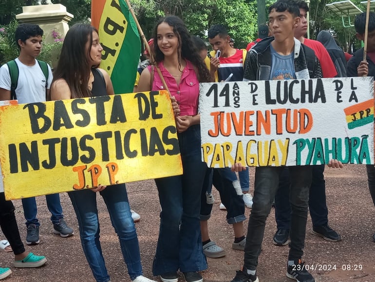 Integrantes de la Juventud del Partido Paraguay Pyahurá marcharon por el centro hoy, pidiendo el cumplimiento de derechos básicos por parte del Gobierno.