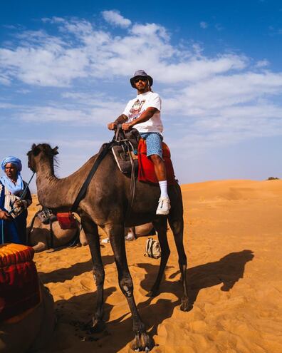 Lewis Hamilton paseando en camello.