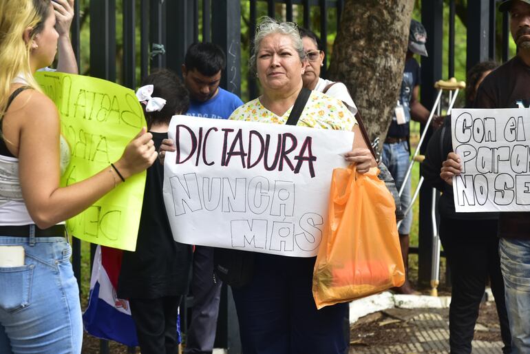 La ciudadanía se congregó ayer en inmediaciones de Congreso para repudiar la expulsión de la senadora Kattya González. 