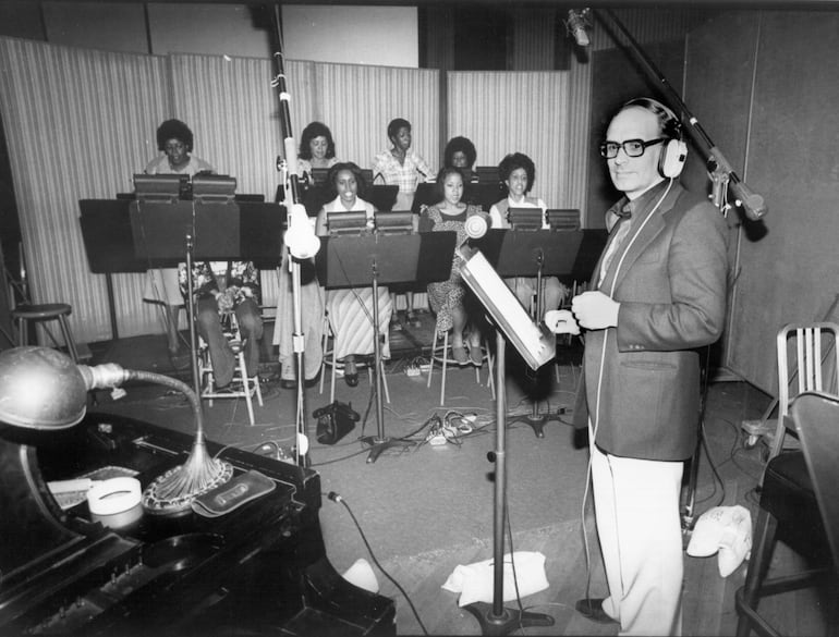 Ennio Morricone dirigiendo la orquesta durante la grabación del score de ‘El exorcista II’