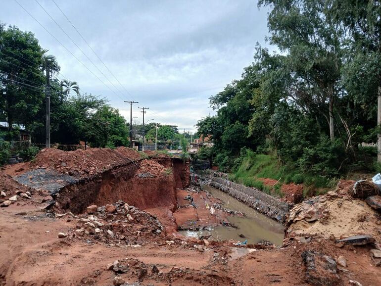 Desde hace 8 meses está claususara la Avda. Colonia Elisa, a la altura de la calle San Estanislao. Es por la obra de un muro de contención.